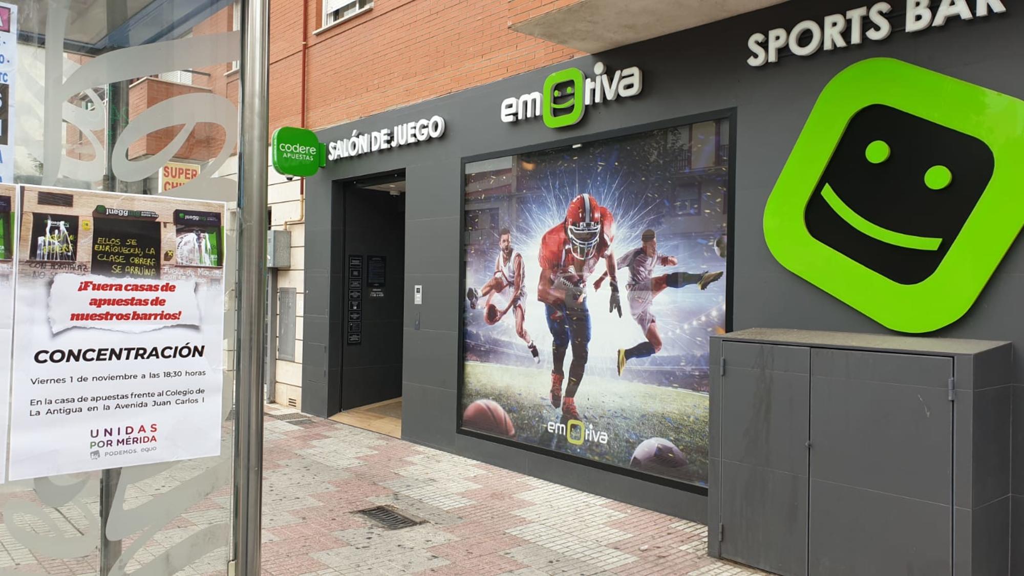 Casa de apuestas y cartel de concentración en contra